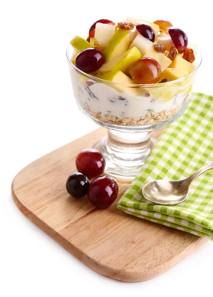 Café da manhã saudável - iogurte com uvas frescas e fatias de maçã e muesli servido em tigela de vidro em bandeja de madeira, isolado em branco — Fotografia de Stock