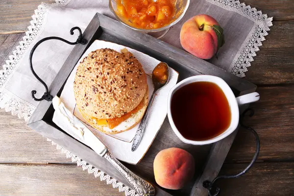 Colazione leggera con tazza di tè e marmellata fatta in casa sul tavolo di legno — Foto Stock