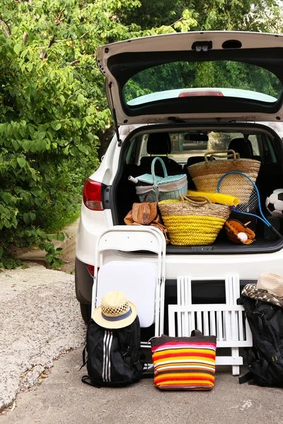 Maletas y bolsas en maletero de coche listas para salir de vacaciones — Foto de Stock