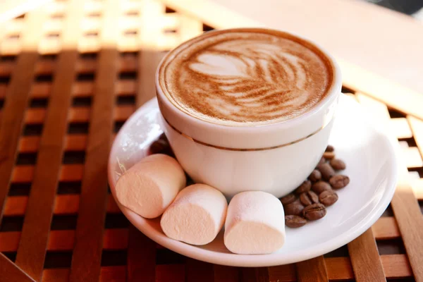 カフェでかわいい描画とコーヒーのカップ — ストック写真
