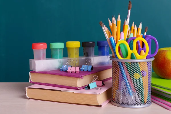 Schulbedarf auf dem Tisch — Stockfoto