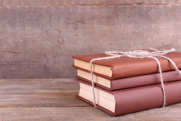 Livros sobre mesa de madeira — Fotografia de Stock