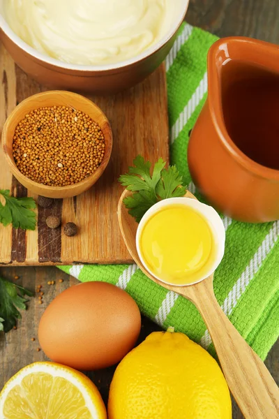 Maionese ingredienti su sfondo di legno — Foto Stock