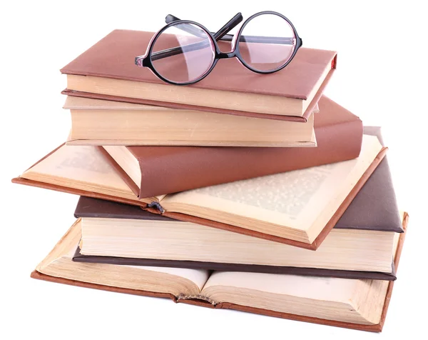 Книги в безладі та окулярах ізольовані на білому — стокове фото
