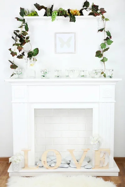 Kamin mit schönen Dekorationen im gemütlichen Wohnzimmer — Stockfoto