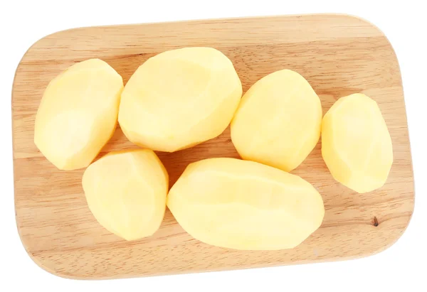 Patatas peladas crudas sobre tabla de cortar de madera, aisladas en blanco —  Fotos de Stock