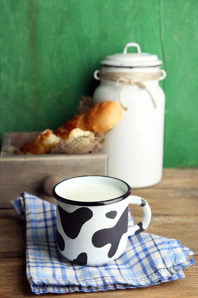 Bodegón retro con sabrosa leche rústica, sobre mesa de madera — Foto de Stock