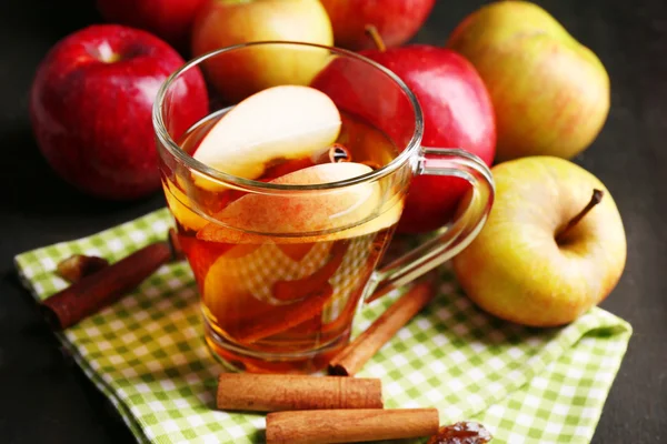 Sidra de manzana con palitos de canela y manzanas frescas sobre fondo de madera — Foto de Stock