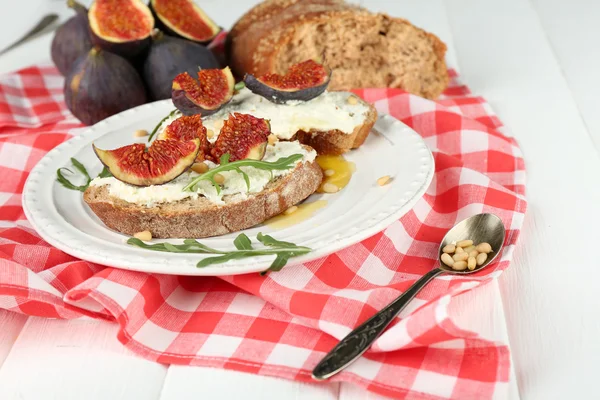 Sándwiches sabrosos con higos dulces y requesón en el plato — Foto de Stock