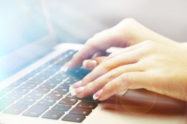 Dizüstü bilgisayarda kadın eli
