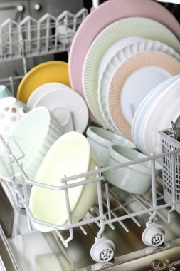 Mutfak eşyaları ile açık bulaşık makinesi