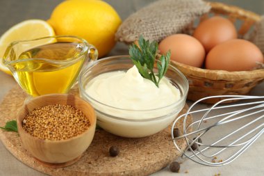 mayonez malzemeler ahşap zemin üzerinde