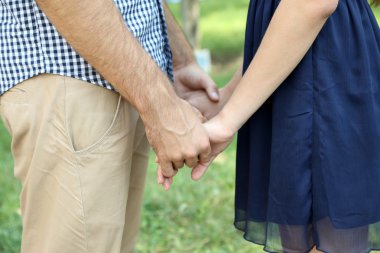 Sevgili çift el ele tutuşuyor