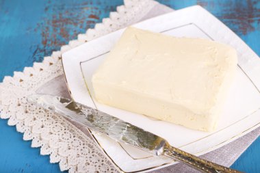 plaka üzerinde taze tereyağı