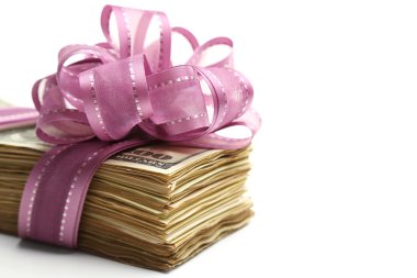 paket üzerinde beyaz izole kurdele ile bağlanmış dolar