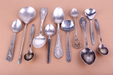 Kağıt üzerinde metal kaşık