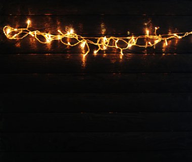 Ahşap arka planda Noel ışıkları