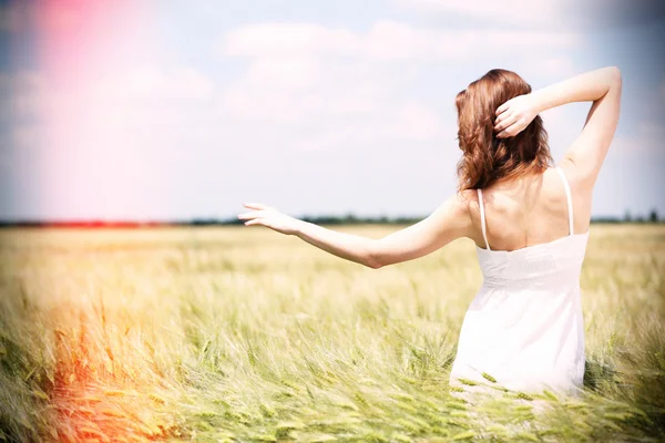 Beautiful young woman in field — Stock Photo, Image