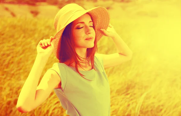 Portret van mooie jonge vrouw in veld — Stockfoto