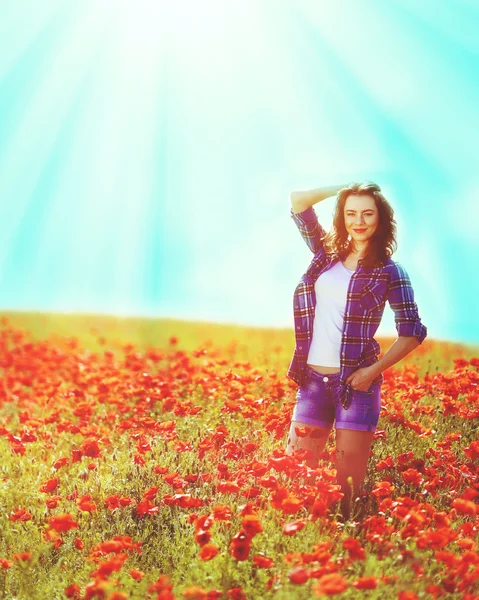 Bella giovane donna nel campo di papavero — Foto Stock