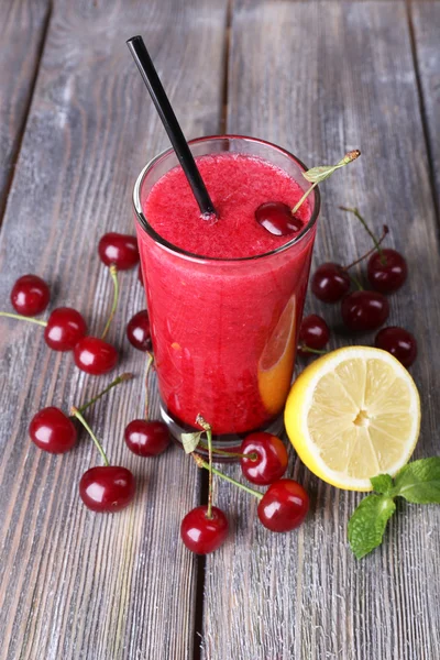 Fresh cold cherry cocktail with mint and lemon — Stock Photo, Image