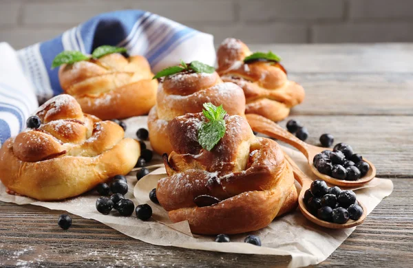 Lekkere broodjes met bessen op tabel close-up — Stockfoto