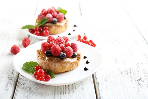 Süße Kuchen mit Beeren auf dem Tisch in Großaufnahme — Stockfoto