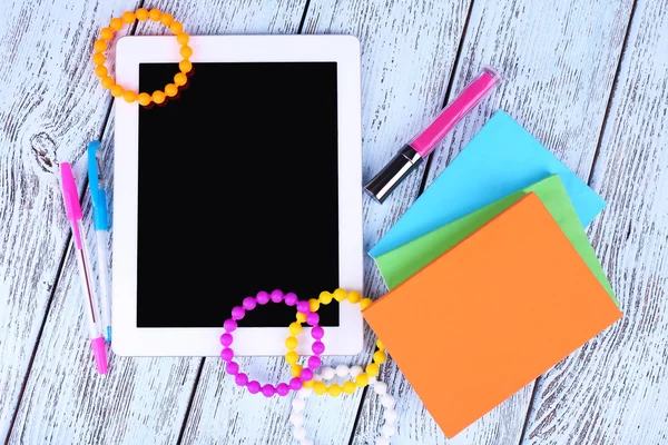 Tablet, bracelet, notebook — Stock Photo, Image