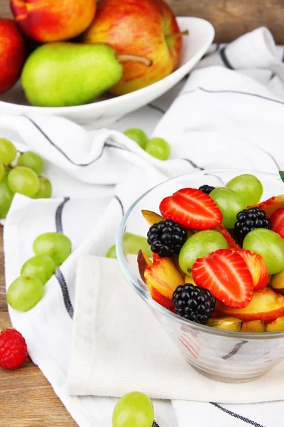 Salade de fruits frais savoureux — Photo