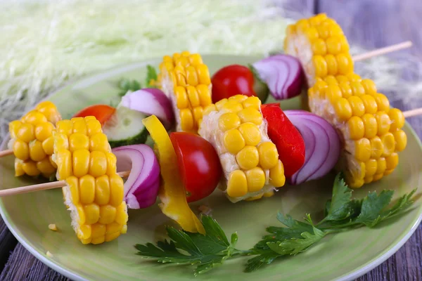 Légumes tranchés sur les pics — Photo