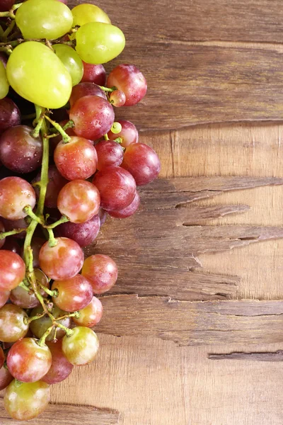 Bunch of grape on wooden background — Stock Photo, Image