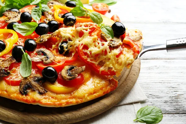 Delicious pizza served — Stock Photo, Image