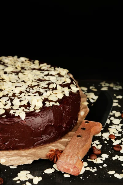 Bolo de chocolate saboroso com amêndoa — Fotografia de Stock