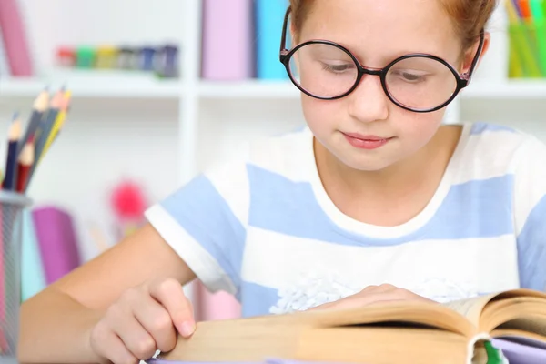 Fille mignonne sur le lieu de travail en classe — Photo