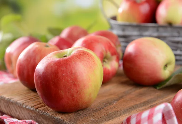 Manzanas dulces en la mesa sobre fondo brillante — Foto de Stock