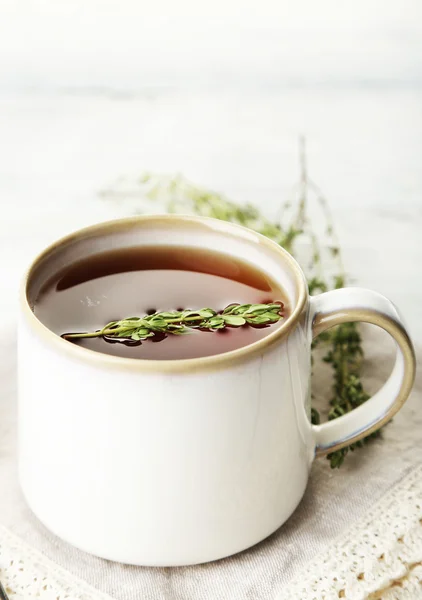 Xícara de chá de ervas saboroso — Fotografia de Stock