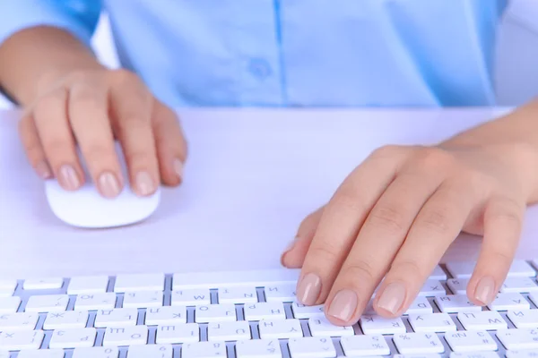Женские руки, печатающие на клавиатуре — стоковое фото