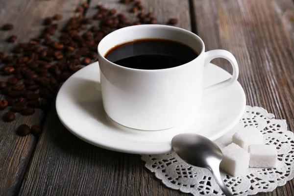 Чашка кави та кавових зерен — стокове фото