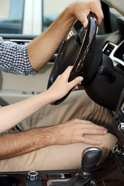 Verliefde paar hand in hand in auto close-up — Stockfoto