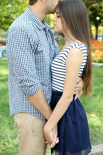 Embrasser un couple aimant à l'extérieur — Photo