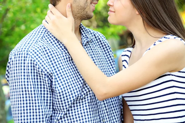 Omarmen een liefdevol paar in de buitenlucht — Stockfoto