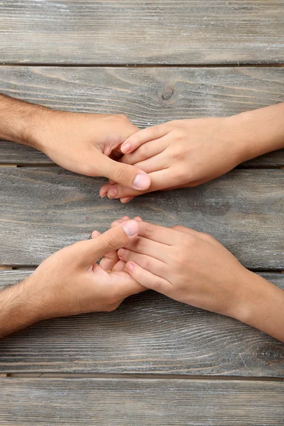 Coppia amorevole che si tiene per mano — Foto Stock