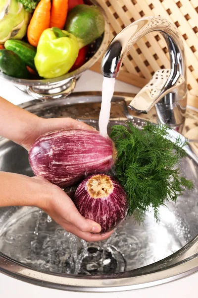 Washing vegetables, close-up — Stock Photo, Image