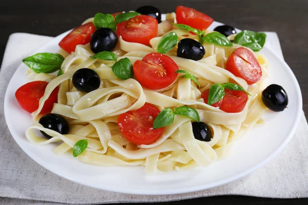 Spaghetti with tomatoes, olives — Stock Photo, Image