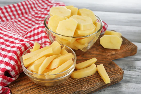 Patatas crudas peladas y cortadas en rodajas —  Fotos de Stock