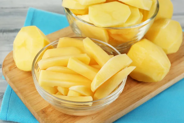 Patatas crudas peladas y cortadas en rodajas — Foto de Stock