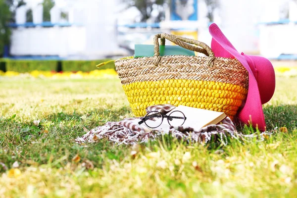 Reading books outdoors — Stock Photo, Image