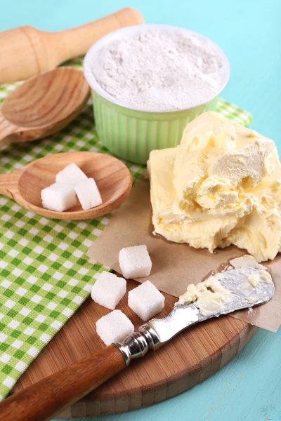 Bestandteile von Cookies, auf farbigem Holzhintergrund — Stockfoto