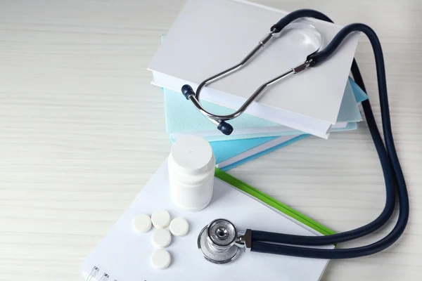 Estetoscopio médico con libros — Foto de Stock