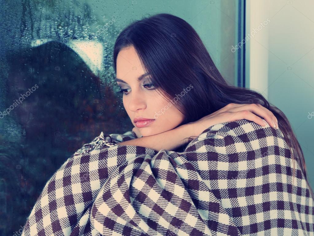 одинокая женщина. женщина одинока. самые одинокие женщины. грустная женщина средних лет. самые одинокие женщины.